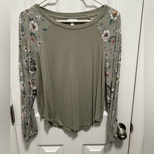 💙🪷 Gray-Green Top with Floral Sleeves